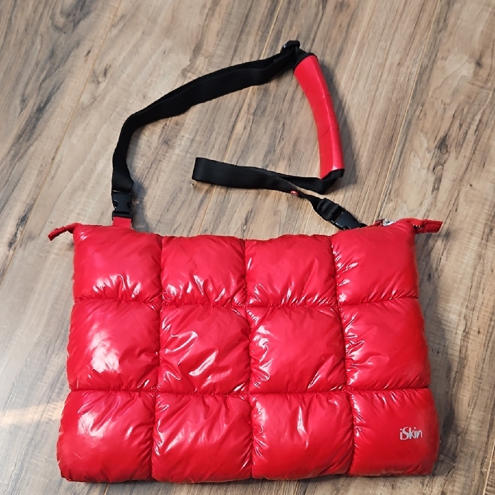 🌸ISkin Summit 15 Q.West Vibrant Red Quilted Puffer Laptop Bag
